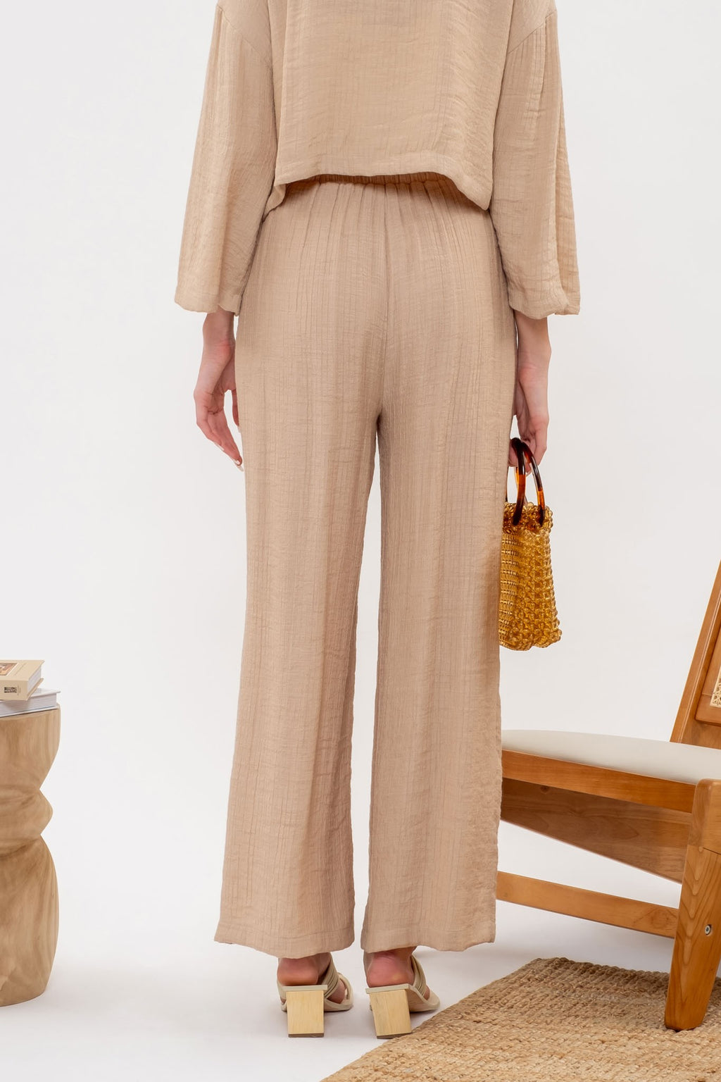 wide leg linen pants with dual side pockets and an elastic high waistline