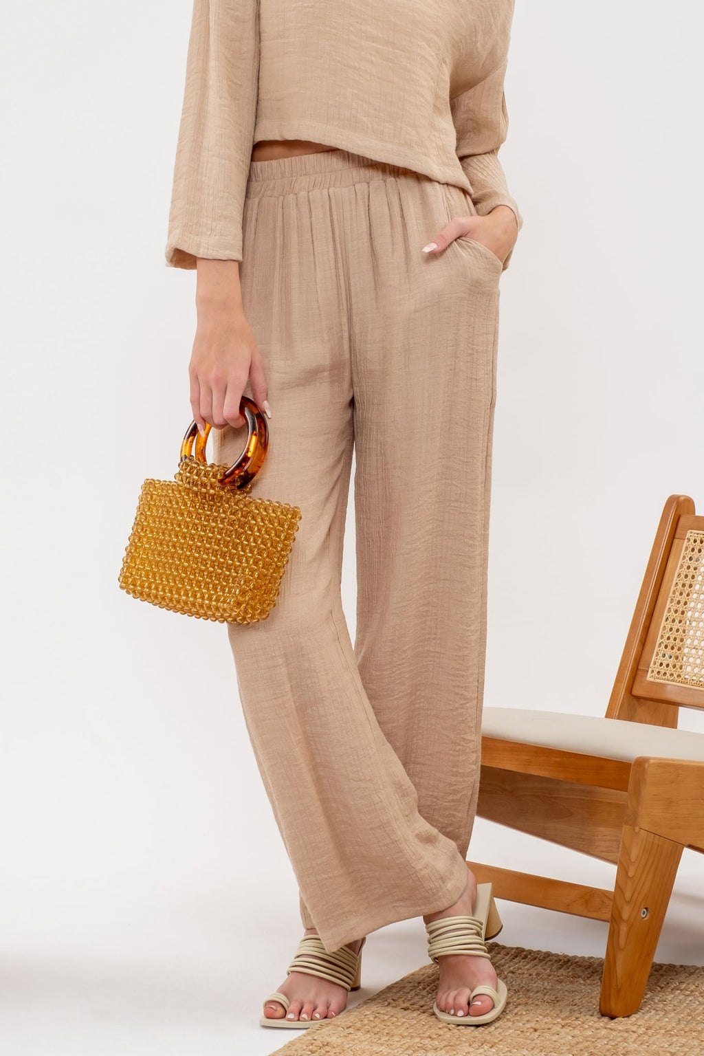 wide leg linen pants with dual side pockets and an elastic high waistline